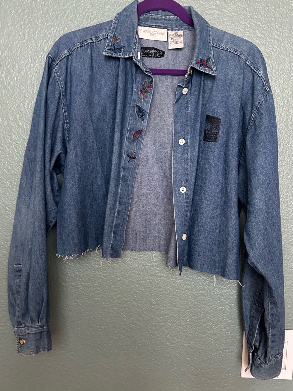 Vtg Casual Corner Annex
100% Cotton Embroidered cropped soft jeans shirt